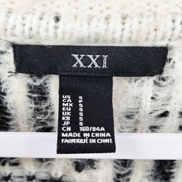 XXI Black & White Fuzzy Knit Geometric Pattern Pullover Sweater Women's Size S - Picture 4 of 5
